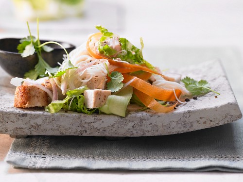 Hähnchensalat mit Glasnudeln, Gurke, Limette und Koriander (Thailand)