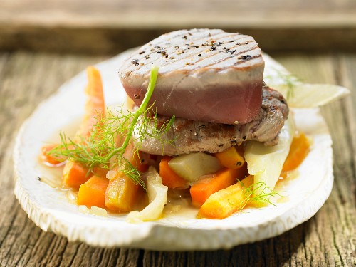 Veal steaks and tuna with fennel and carrot