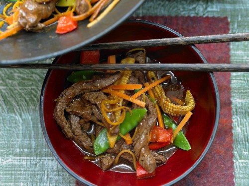 Rindfleisch aus dem Wok mit Gemüse und Orange