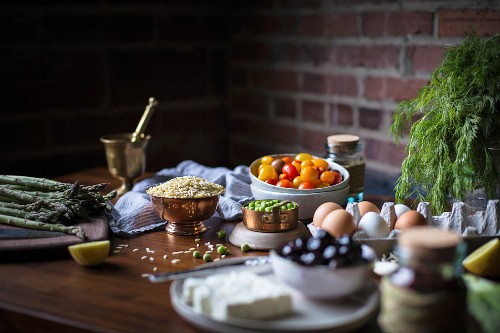 Zutaten für mediterranen Orzo-Salat mit Frühlingsgemüse, Eiern und Schafskäse