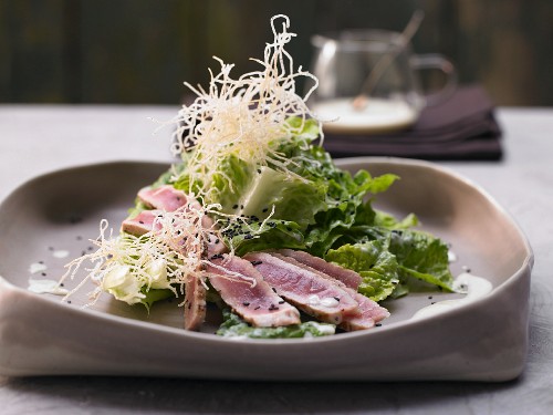 Romaine lettuce with wasabi dressing, tuna and fried noodles (Asia)