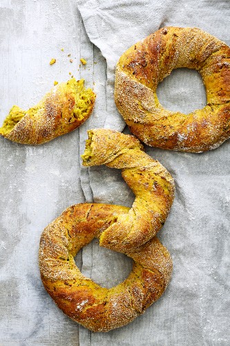 Sprouted turmeric bread rings