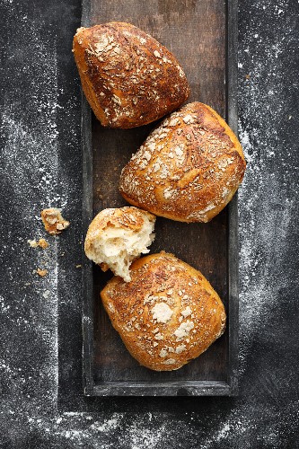 Malt kernel bread rolls