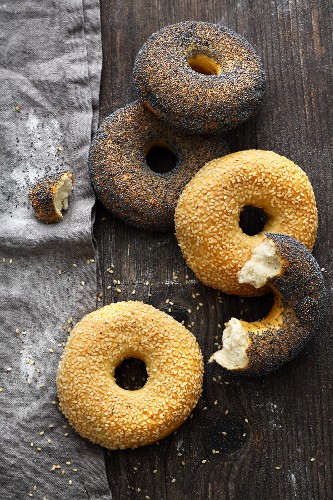 Bagels mit Mohn und Sesam