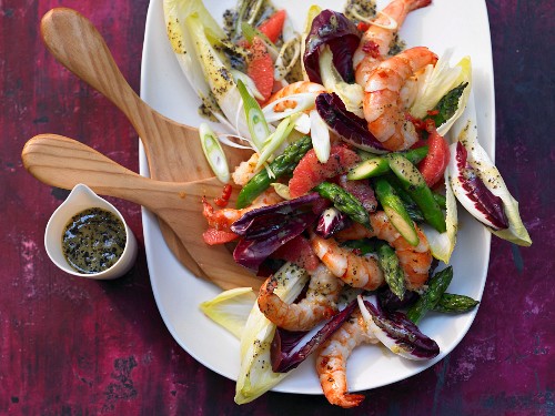 A salad with chicory, green asparagus, prawns and chia seeds