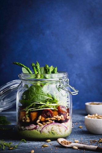 Veganer Schichtsalat im Glas mit Couscous, Spargel, Pinienkernen und Avocado-Limetten-Dressing