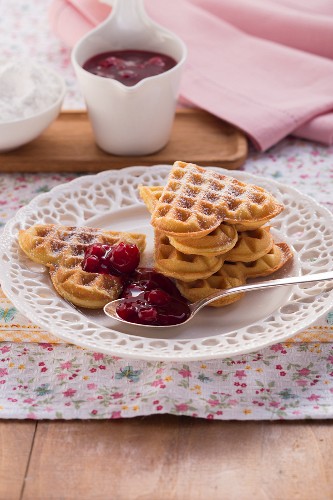 Klassische Waffeln mit Roter Grütze