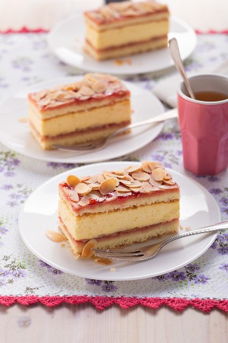 Schnelle Biskuit-Sahne-Schnitten mit Mandelblättchen