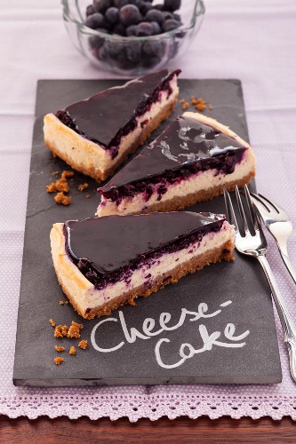 Heidelbeer-Cheesecake mit Keksboden