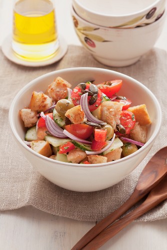 Tomaten-Brot-Salat mit roten Zwiebeln und gerösteten Kürbiskernen