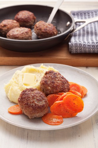 Classic meatballs with carrots and mashed potato