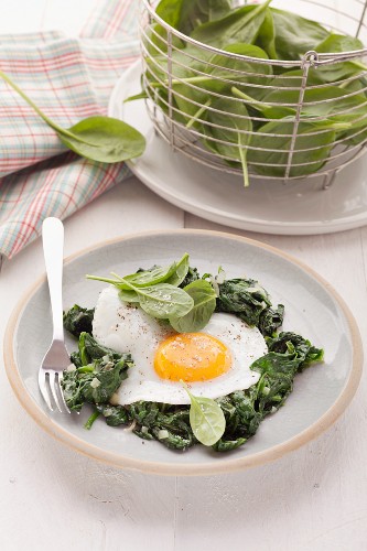 Leaf spinach with a fried egg