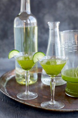 Matcha-Weincocktail mit Gurkensaft in Gläsern auf Tablett