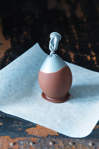 Making a chocolate bowl with a balloon