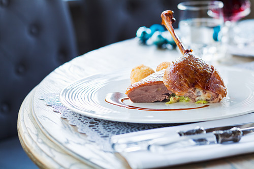 Gänsebraten mit Kartoffelklössen zu Weihnachten