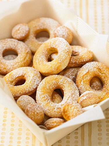 Donuts mit Puderzucker in einer … – Bilder kaufen – 12408487 StockFood