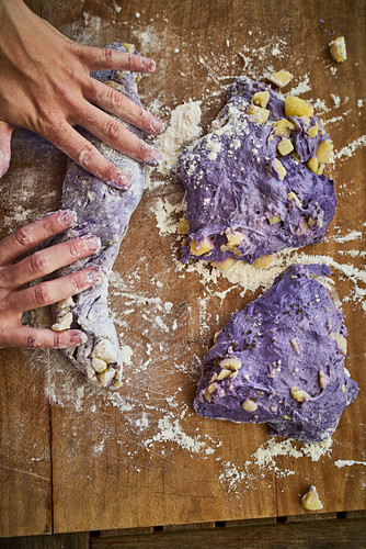 Dough for making purple red cabbage baguettes