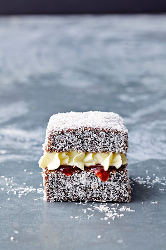 Lamington (Kuchenwürfel, Australien) mit Marmelade und Vanillecreme