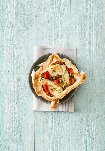 Kabeljau mit Tomaten und Oliven en papillote