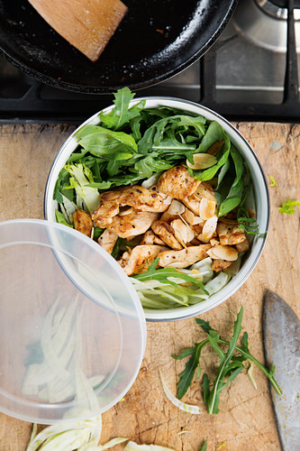 Gebratenes Zitronen-Hähnchen mit Fenchel und Rucola