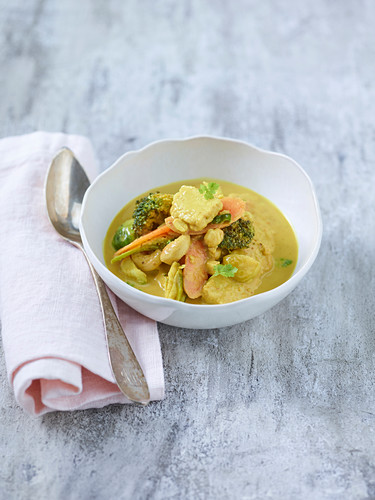 Panang Curry mit Tempeh, Brokkoli, Karotte, Rosenkohl und Cashewnüssen