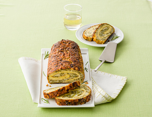 Zuckerschoten-Brot-Rolle mit Omelettfüllung