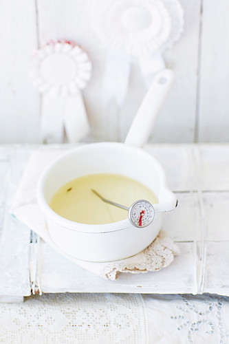 Erdbeer-Passionsfrucht Torte mit Baiserüberzug,Zuckersirup mit Thermometer