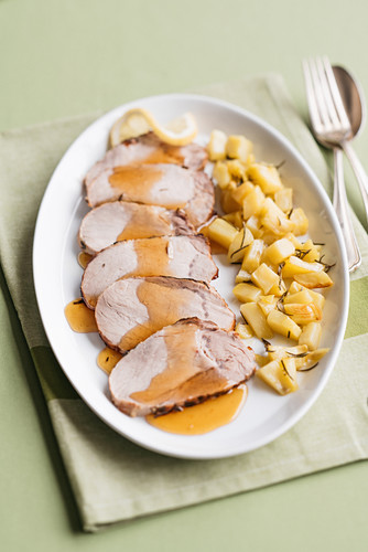 Schweinebraten mit karamellisierter Zitronensauce und Kartoffeln aus dem Ofen