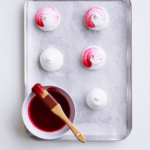 Meringue with raspberry sauce