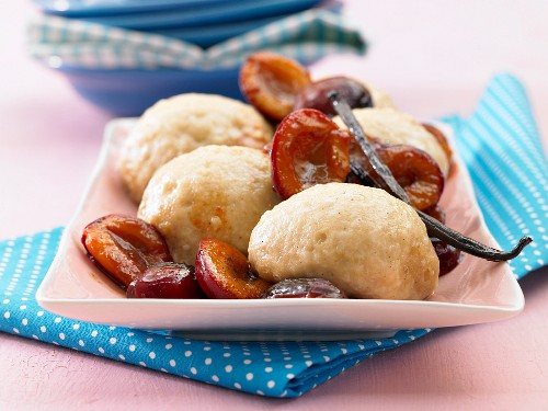 Dampfnudeln (steamed, sweet yeast dumplings) with vanilla and damson compote