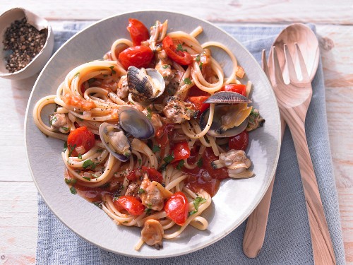 Pasta with cherry tomatoes and cockles