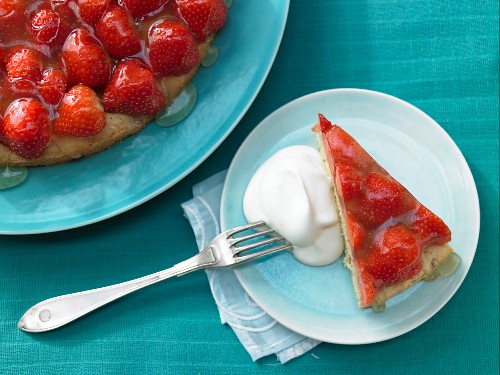 Strawberry cake with a lime topping