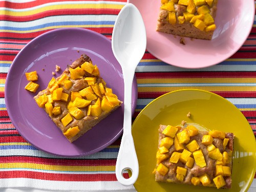 Date cake with mango