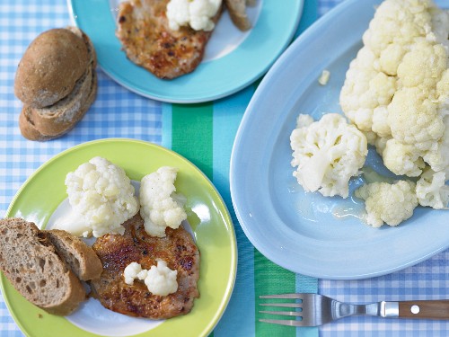 Gegrillte Schweinesteaks mit mariniertem Blumenkohl