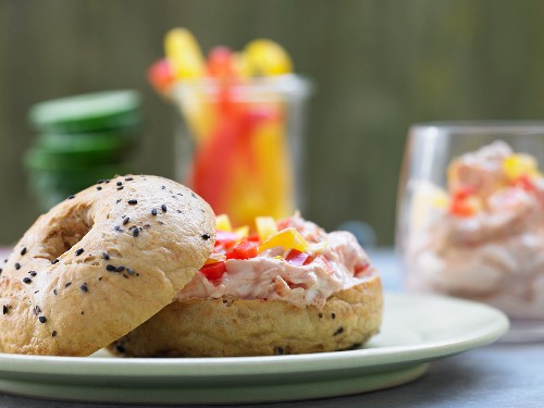 Selbstgebackener Sesambagel mit Paprika-Aufstrich