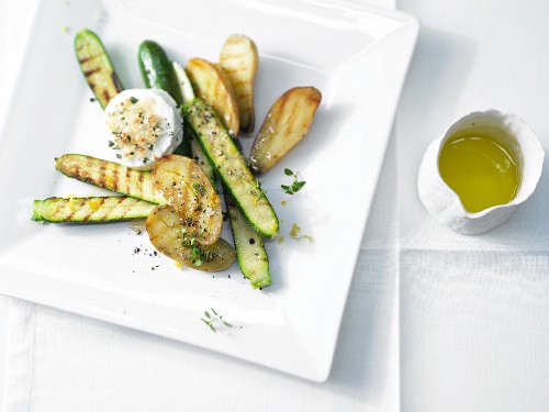 Gegrillte Zucchini & neue Kartoffeln mit Ziegenkäsetalern