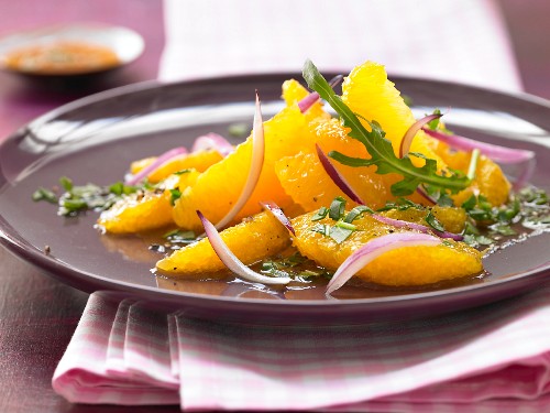 Orangensalat mit Rucola & roten Zwiebeln