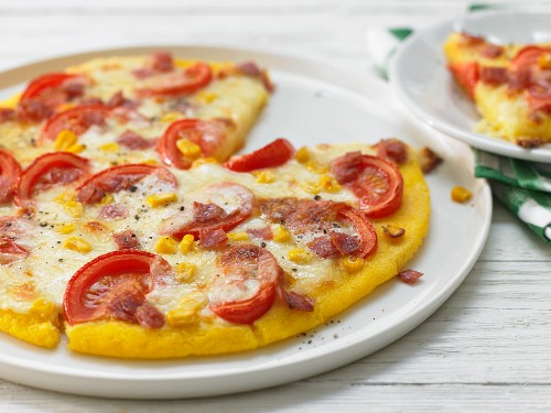 Polenta-Pizza mit Salami & Mais