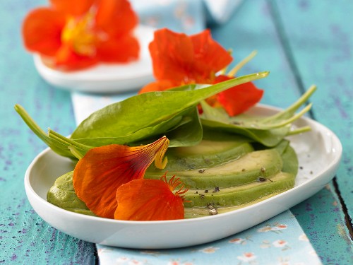 Spinatsalat mit Avocado und Kapuzinerkresseblüten