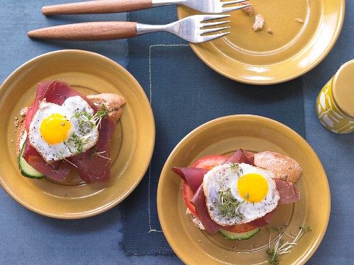 Strammer Max: bread topped with a fried egg, Grisons air-dried beef and cress