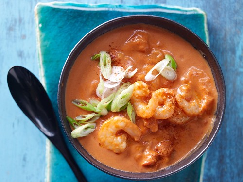 Tomaten-Kokossuppe mit Garnelen und Frühlingszwiebeln