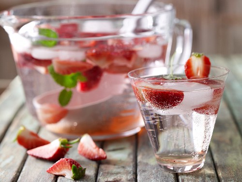 Non-alcoholic strawberry punch with ginger ice cubes