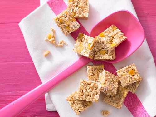 Mango and almond squares with sesame seeds