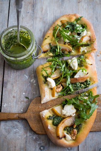 Vegane Pizza mit Birne, Rucola, Pesto … – Bilder kaufen ...