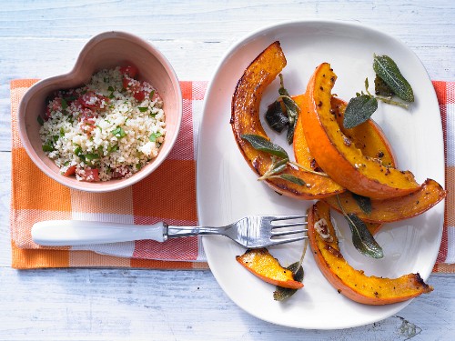 Geschmorter Kürbis mit Salbei und Tomaten-Couscous