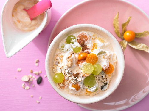 Sanddorn-Quark-Müsli mit Trauben und Physalis