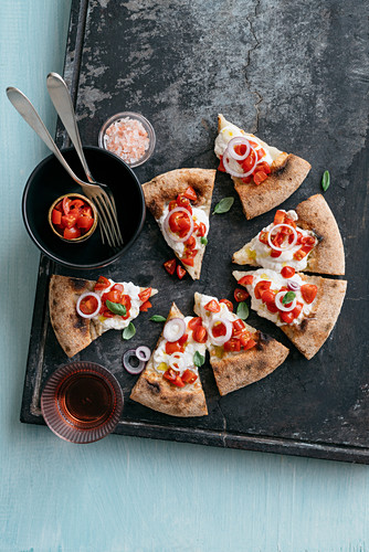 Pizza mit Kirschtomaten, Burrata und roten Zwiebeln