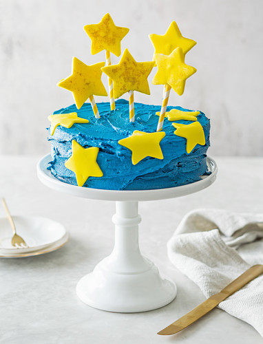 Starry Night Cake: Torte verziert mit blauem Frosting und gelben Sternen