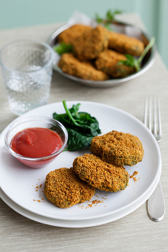 Linsen-Spinat-Bratlinge mit scharfer Tomatensauce