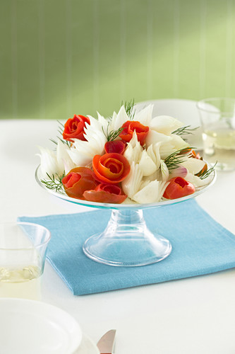 Glasetagere mit Gemüseblumen-Bouquet